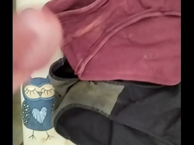 Corrida en bragas de mi mujer 132