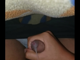 Hombre activo caliente jalandosela para su marica travesti joven